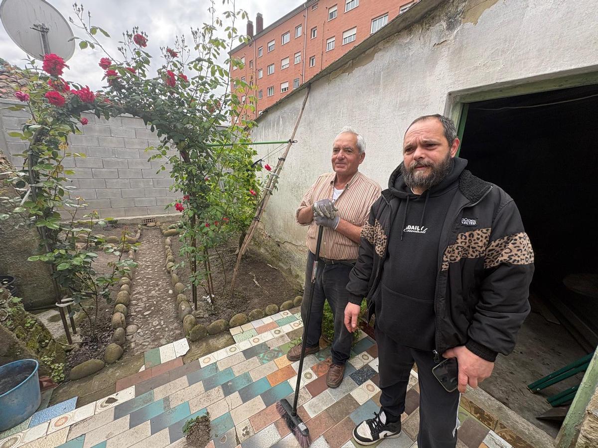 Amador Pérez, a la izquierda, y José Manuel Gómez, en el jardín de la vivienda del primero en la calle José Álvarez Valdés de Langreo