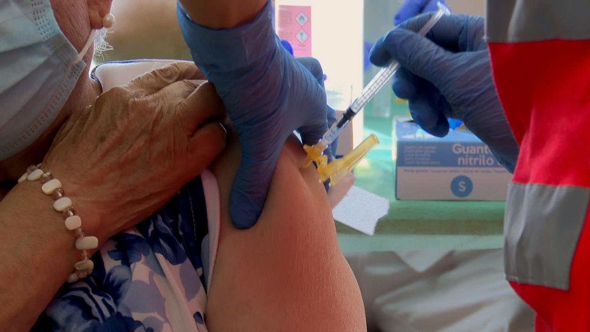 Una usuaria de una residencia recibe la tercera dosis de la vacuna contra el COVID.