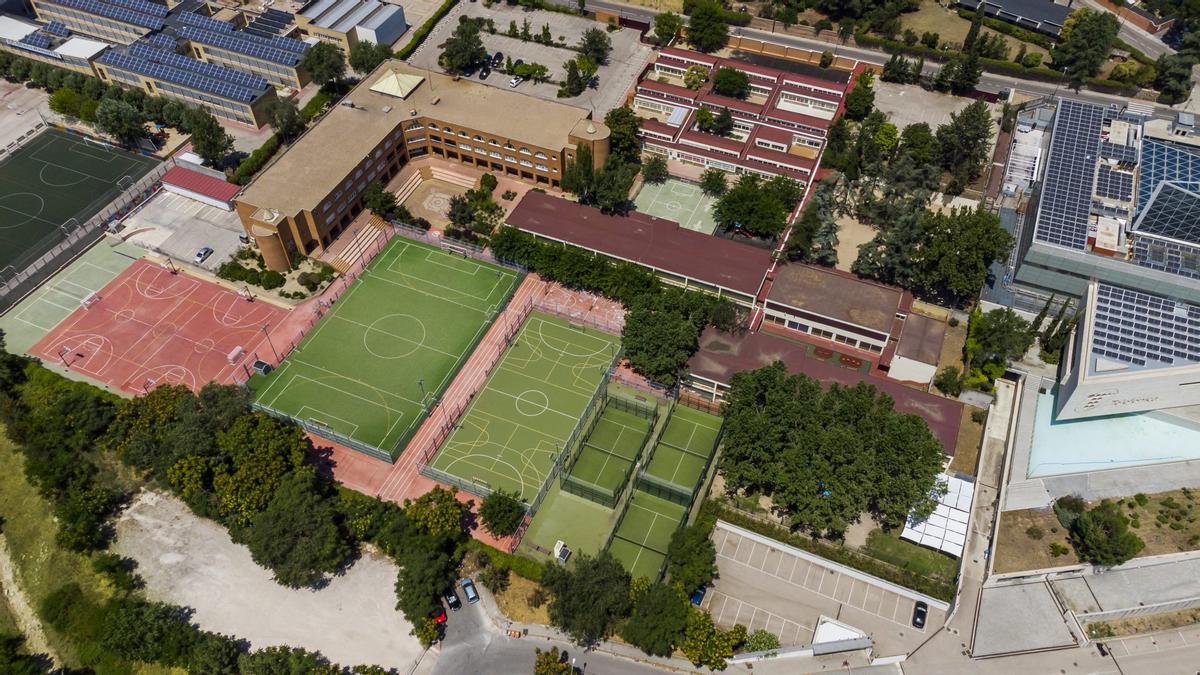 Vista aérea del colegio Santa María de los Rosales y sus instalaciones.
