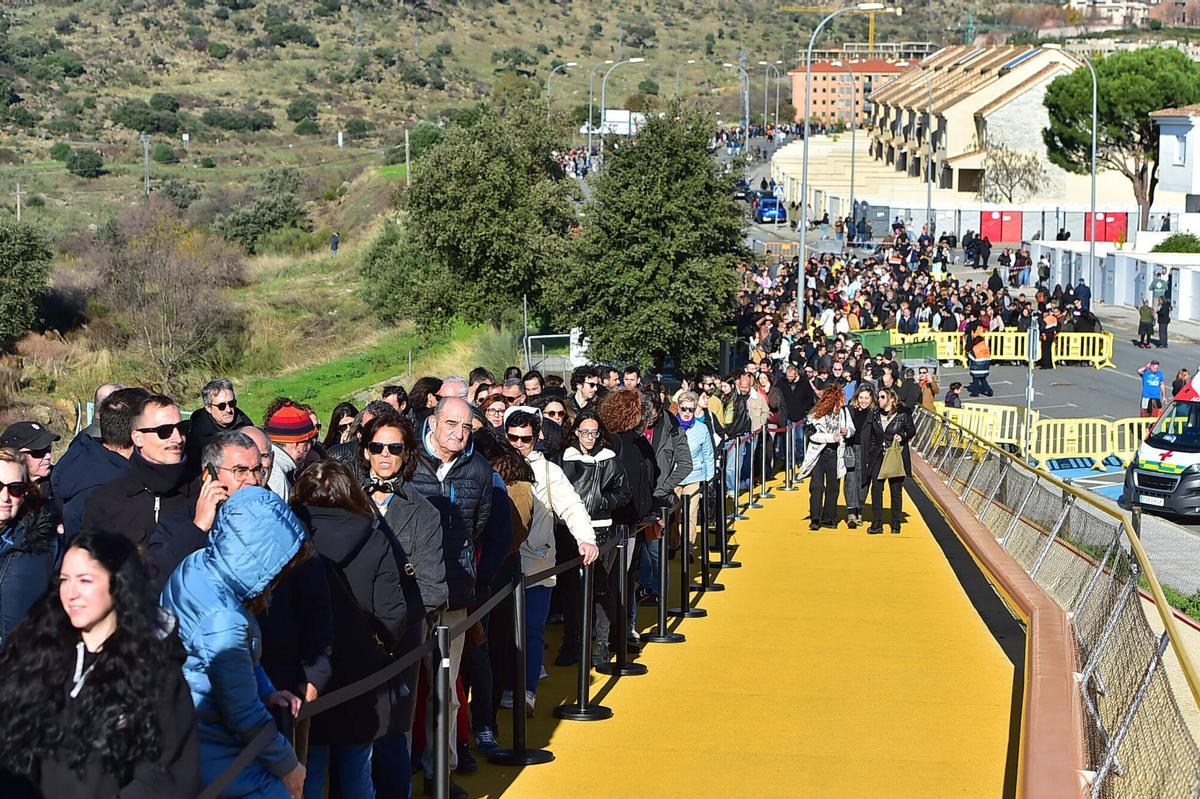 Asistentes al homenaje póstumo a Robe Iniesta, cantante y compositor de Extremoduro, en el Palacio de Congresos de Plasencia, su ciudad natal. Plasencia, 14 de diciembre de 2025. Fotografía de Toni Gudiel.