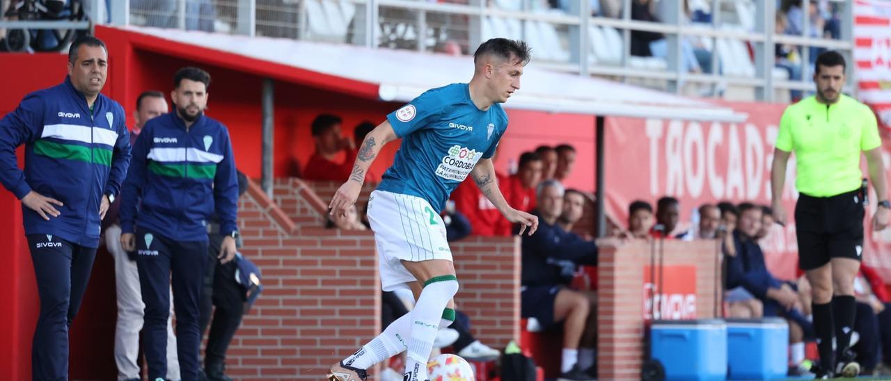 Christian Carracedo controla la posesión durante el pasado choque ante el Algeciras.