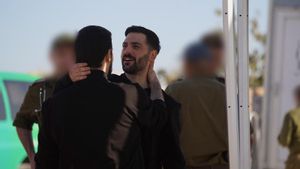 Gali (derecha) y Ziv Berman, en la base militar israelí de Reim, tras ser liberados.