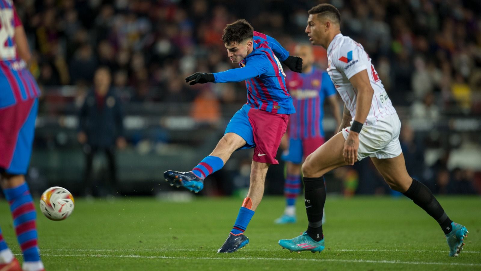 Pedri empalma el derechazo que supuso el 1-0 al Sevilla en el Camp Nou.