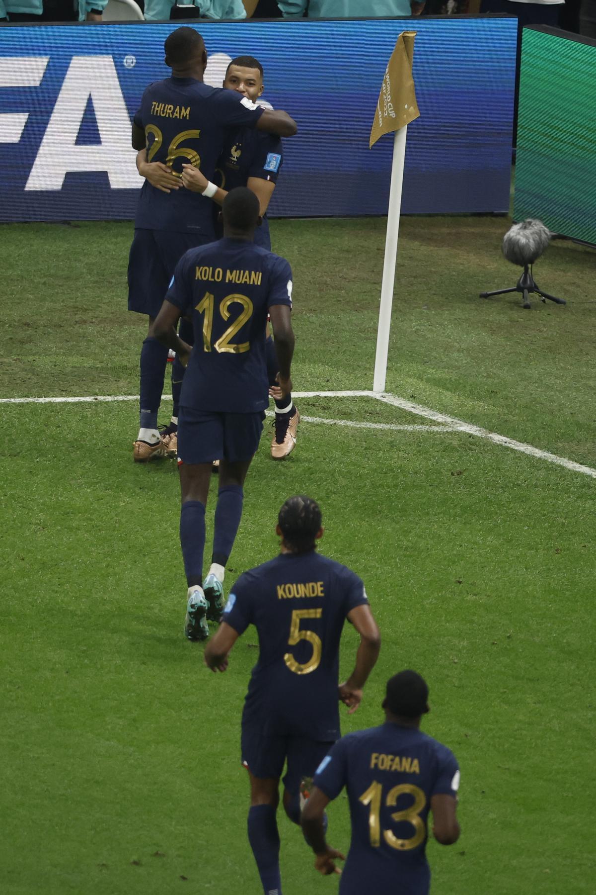 GR7513. LUSAIL (CATAR), 18/12/2022.- Kylian Mbappe de Francia celebra un gol hoy, en la final del Mundial de Fútbol Qatar 2022 entre Argentina y Francia en el estadio de Lusail (Catar). EFE/ Alberto Estevez