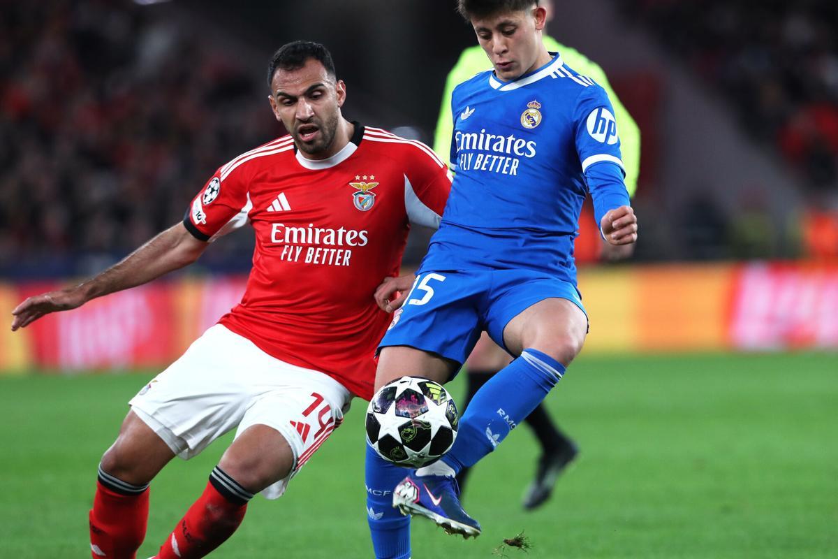 Heorhiy Sudakov aprieta a Arda Guler.