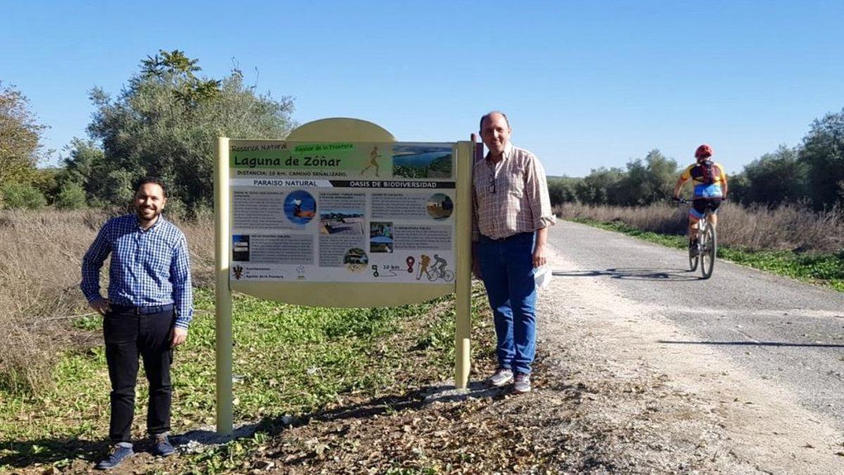 Antonio Maestre, concejal de Obras y Manuel Olmo, concejal de Medio Ambiente, junto a la señalización.
