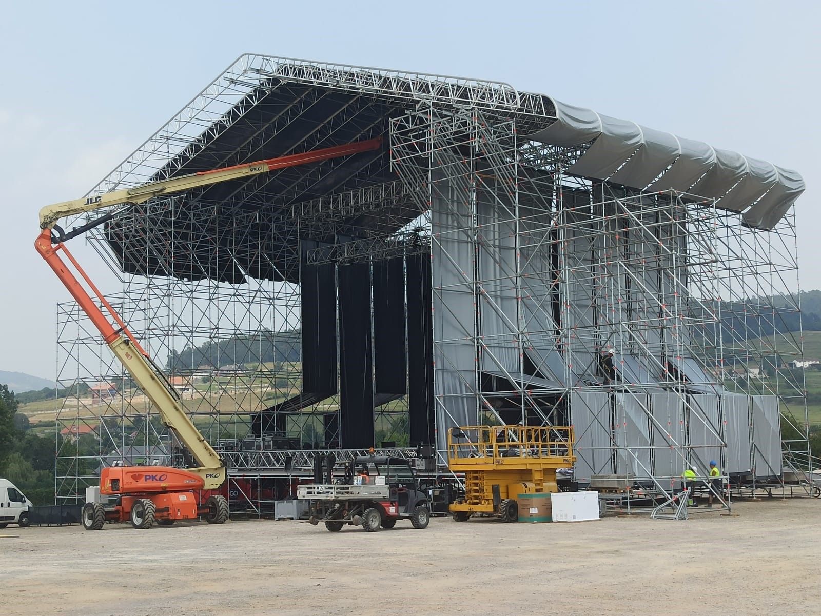 Así se monta el Boombastic y los tres escenarios del festival en Llanera