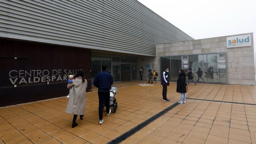 Varios pacientes acceden al centro de salud de Valdespartera, en Zaragoza.