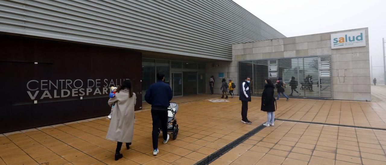 Varios pacientes acceden al centro de salud de Valdespartera, en Zaragoza.