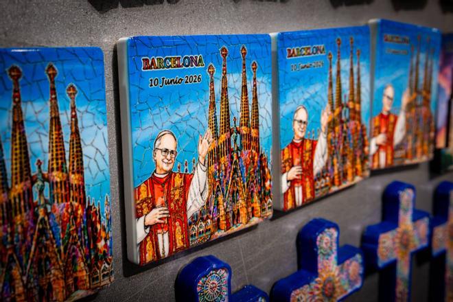 Los souvenirs turísticos del Papa aterrizan en el entorno de la Sagrada Família y se adelantan al 'merchandising' oficial
