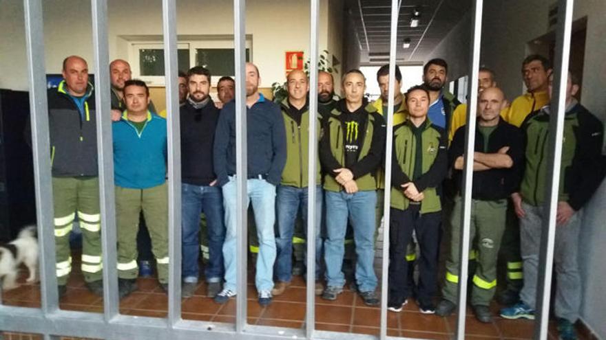 Los bomberos forestales de Málaga protestan por el sistema de guardias con un encierro