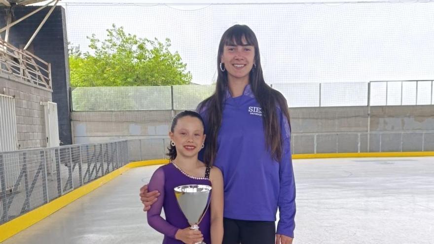 Erica Cortina, nueva campeona de Asturias de patinaje artístico en categoría benjamín: "Siempre ha tenido habilidad para el deporte"