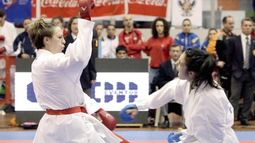 Irene Colomar (i), en un momento de la final individual que disputó ayer contra Cristina Vizcaíno.