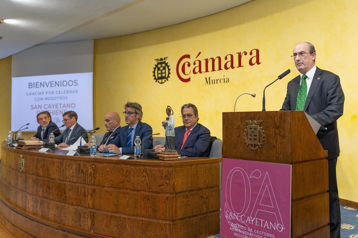 El Colegio de Gestores Administrativos de Murcia celebra patrón y distingue a nuevos colegiados