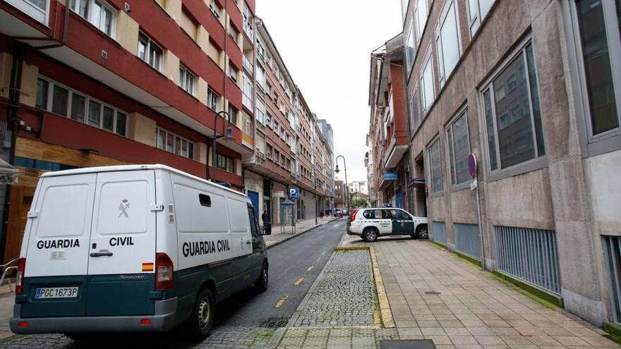 El furgón de la Guardia Civil entrando al Juzgado de Avilés