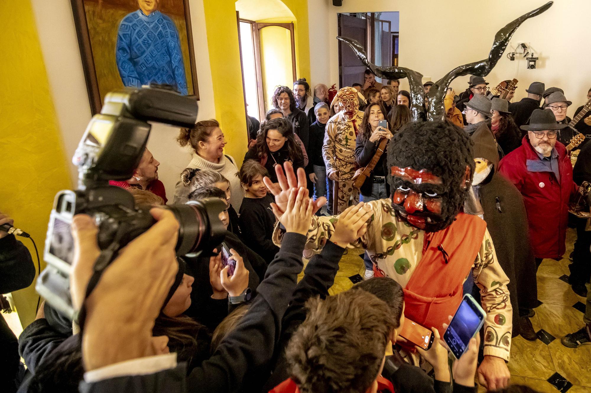 Sant Antoni 2023: Baile de los 'dimonis' en el ayuntamiento de Manacor