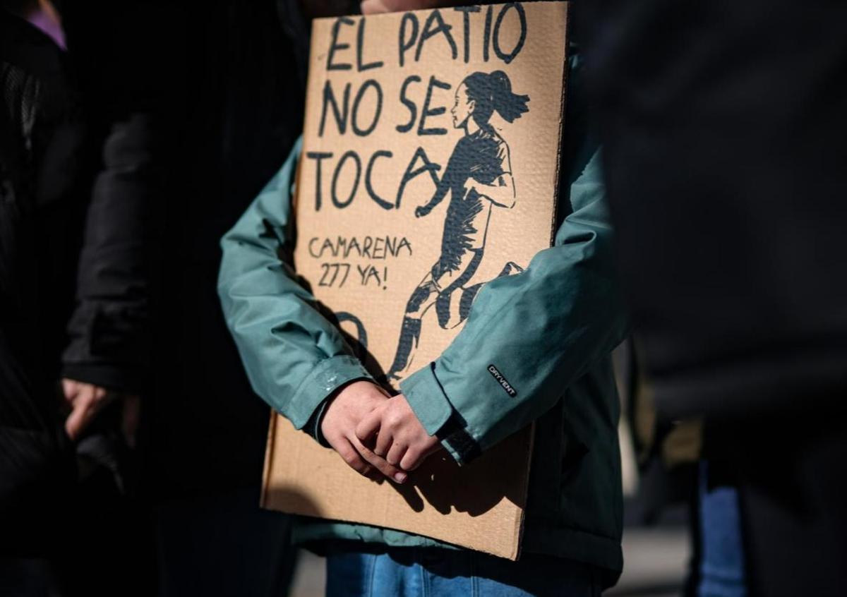 Vecinos de Aluche, PSOE y MM protestan contra la construcción de un centro de mayores en el patio del CEIP Amadeo Vives.