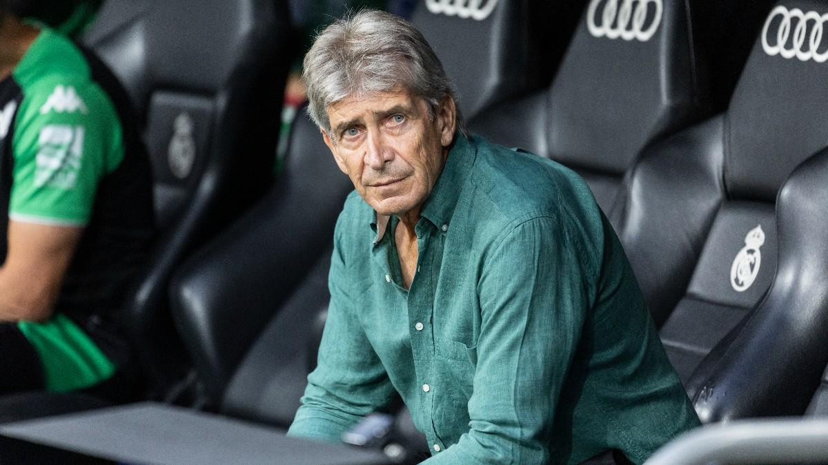 Pellegrini sentado en el banquillo del Bernabéu