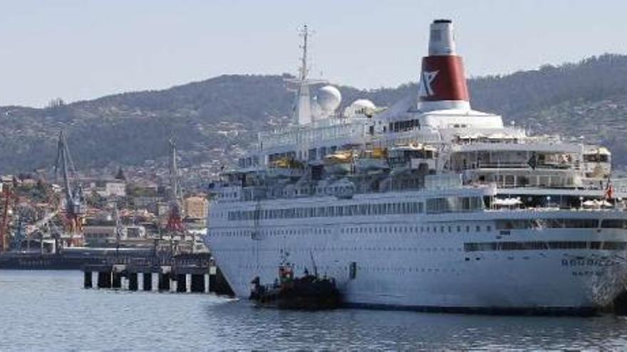 El crucero británico &quot;Boudicca&quot;, ayer atracado en el puerto de Vigo.  // Jorge Santomé