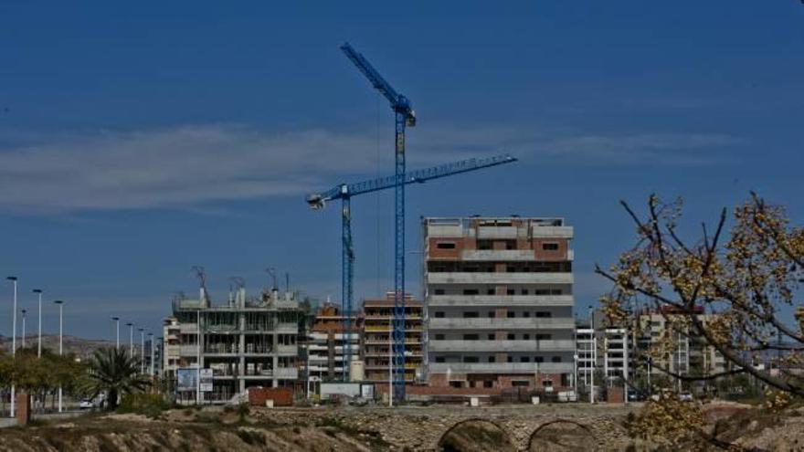 Edificios en construcción en la zona nueva del barrio de Altabix, donde hay un mayor movimiento de la actividad.