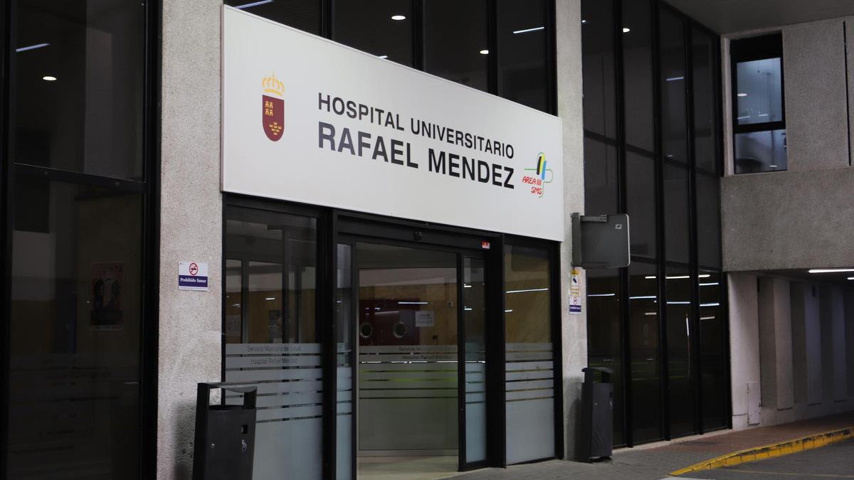 Puerta principal del hospital Rafael Méndez.