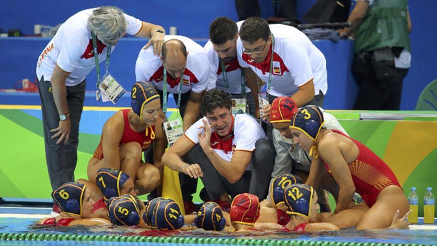 Miki Oca da pautas al equipo de waterpolo frente a Rusia.