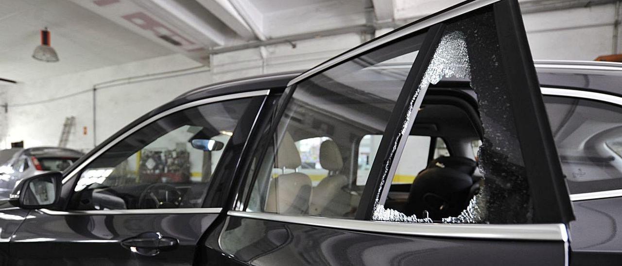 Uno de los coches asaltados en su garaje durante el pasado fin de semana en Lalín.  |  // BERNABÉ/JAVIER LALÍN