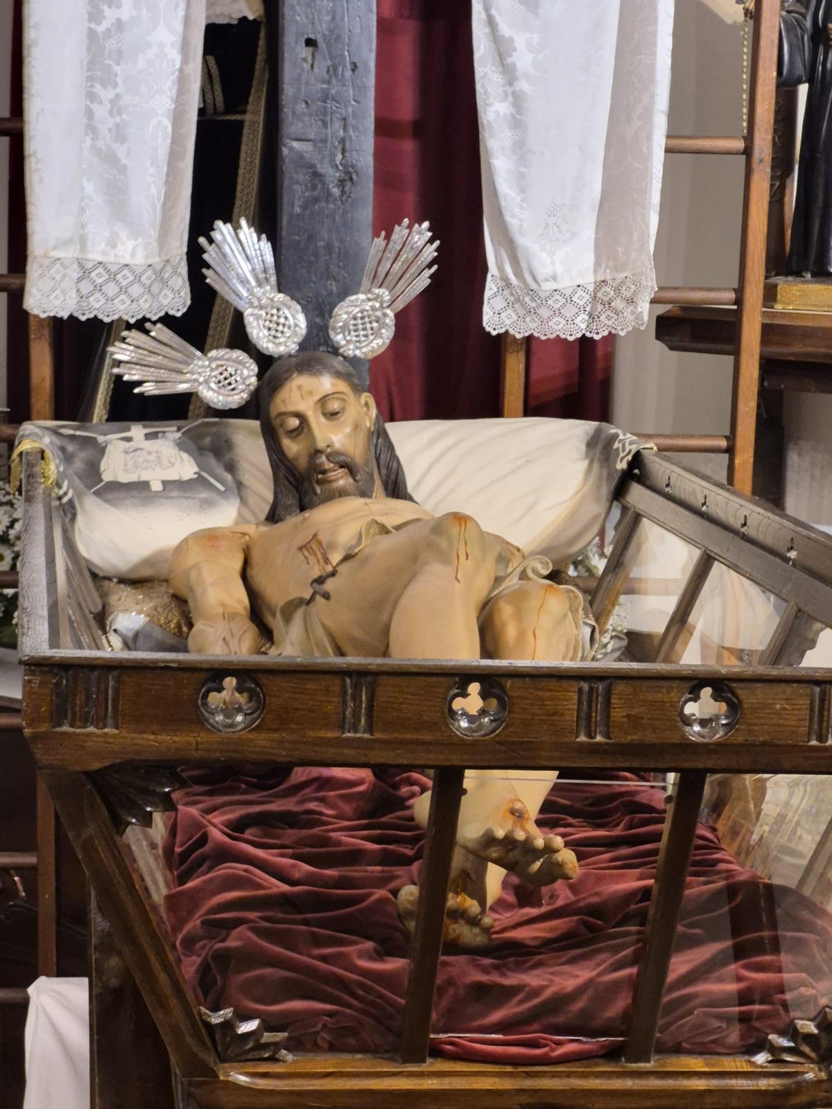 El Cristo restaurado en la urna.