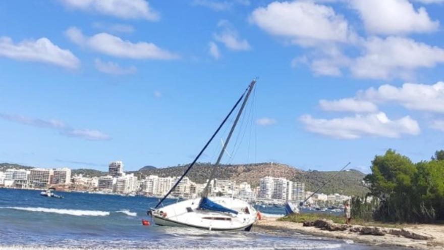 Dos veleros y una lancha varados en la bahía de Portmany por la borrasca &#039;Betty&#039;