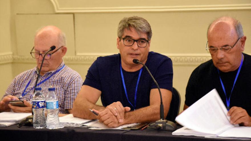 Juan Ramón Marcelino, en el centro de la imagen, en una Asamblea de la Federación de Lucha Canaria.