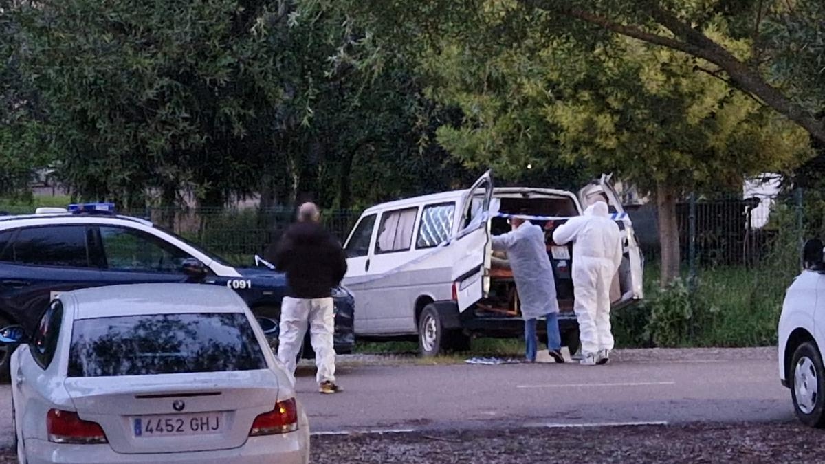 EN IMÁGENES | Aparece un hombre muerto y "momificado" dentro de una furgoneta en un aparcamiento en Oviedo