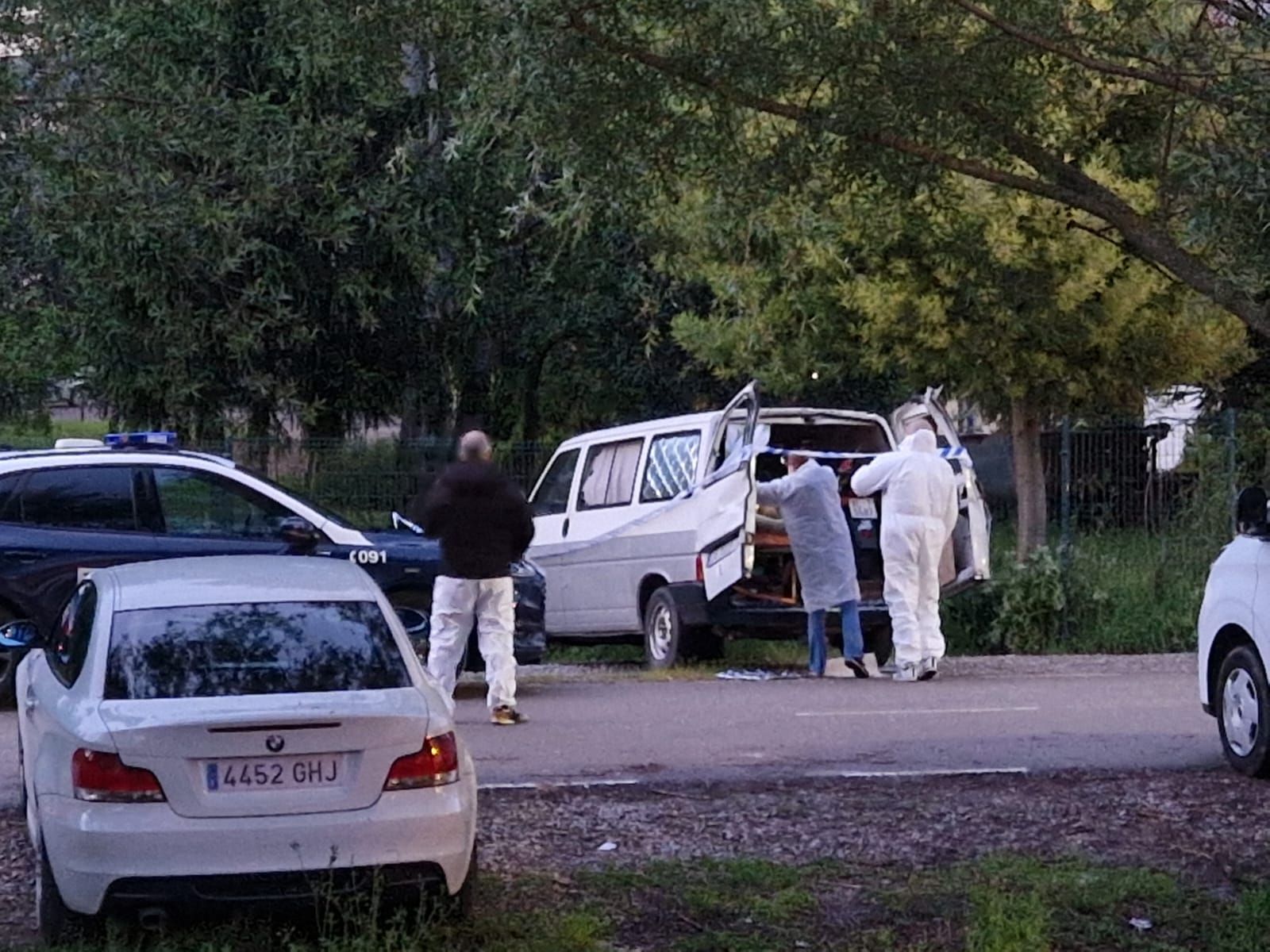 EN IMÁGENES | Aparece un hombre muerto y &quot;momificado&quot; dentro de una furgoneta en un aparcamiento en Oviedo