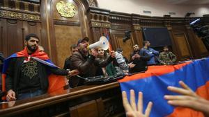 Manifestantes toman el Parlamento de Armenia. 