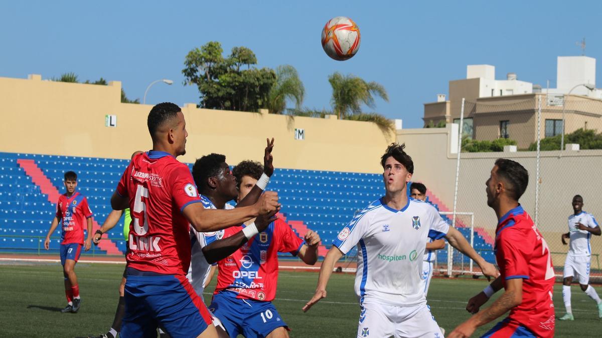 Un momento del encuentro entre la UD Lanzarote y el CD Tenerife B.