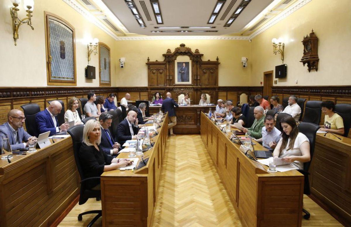 Ediles de la Corporación, durante la sesión plenaria de ayer, a la que faltó la vicealcaldesa, Ángela Pumariega. | Ángel González