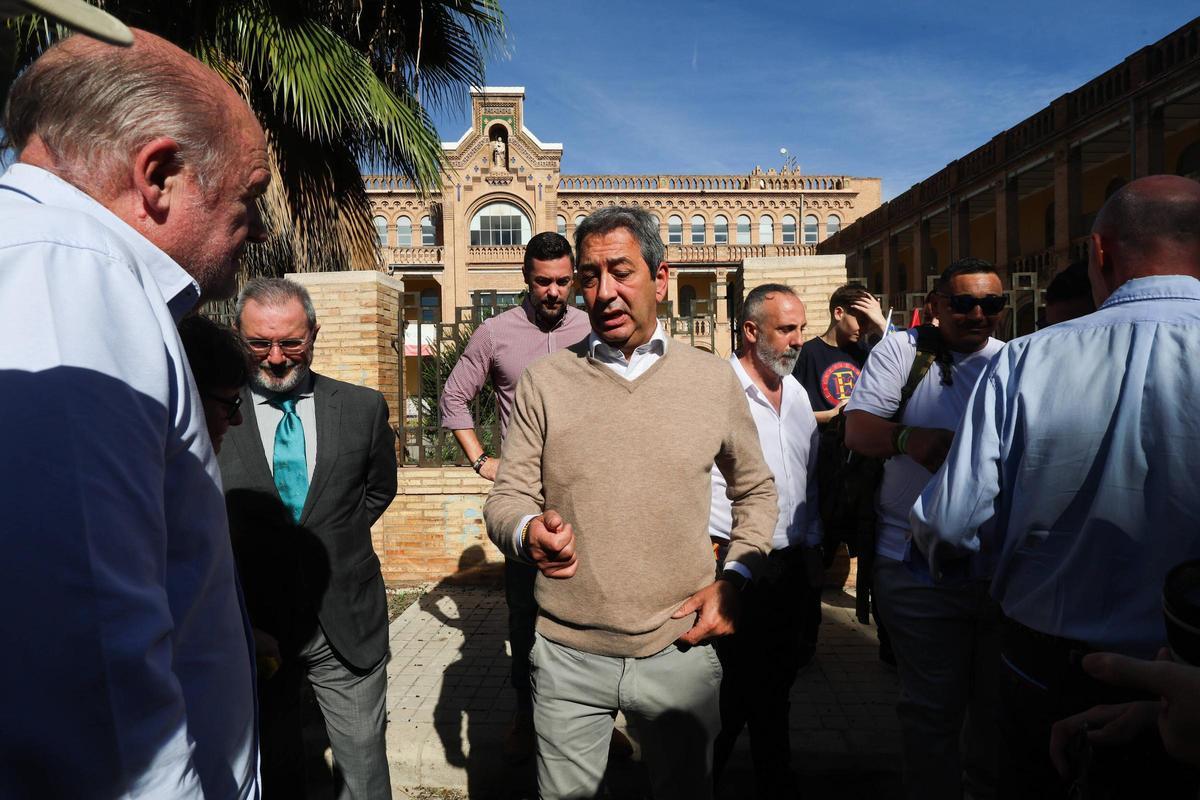 El líder de España 2000, José Luis Roberto, conversa con el presidente provincial de Vox en València, Vicente Barrera.