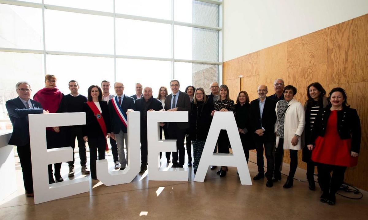 Los alcaldes de Ejea y Marmande junto a respresentantes de la comarca y asociaciones firmantes del acuerdo. | SERVICIO ESPECIAL