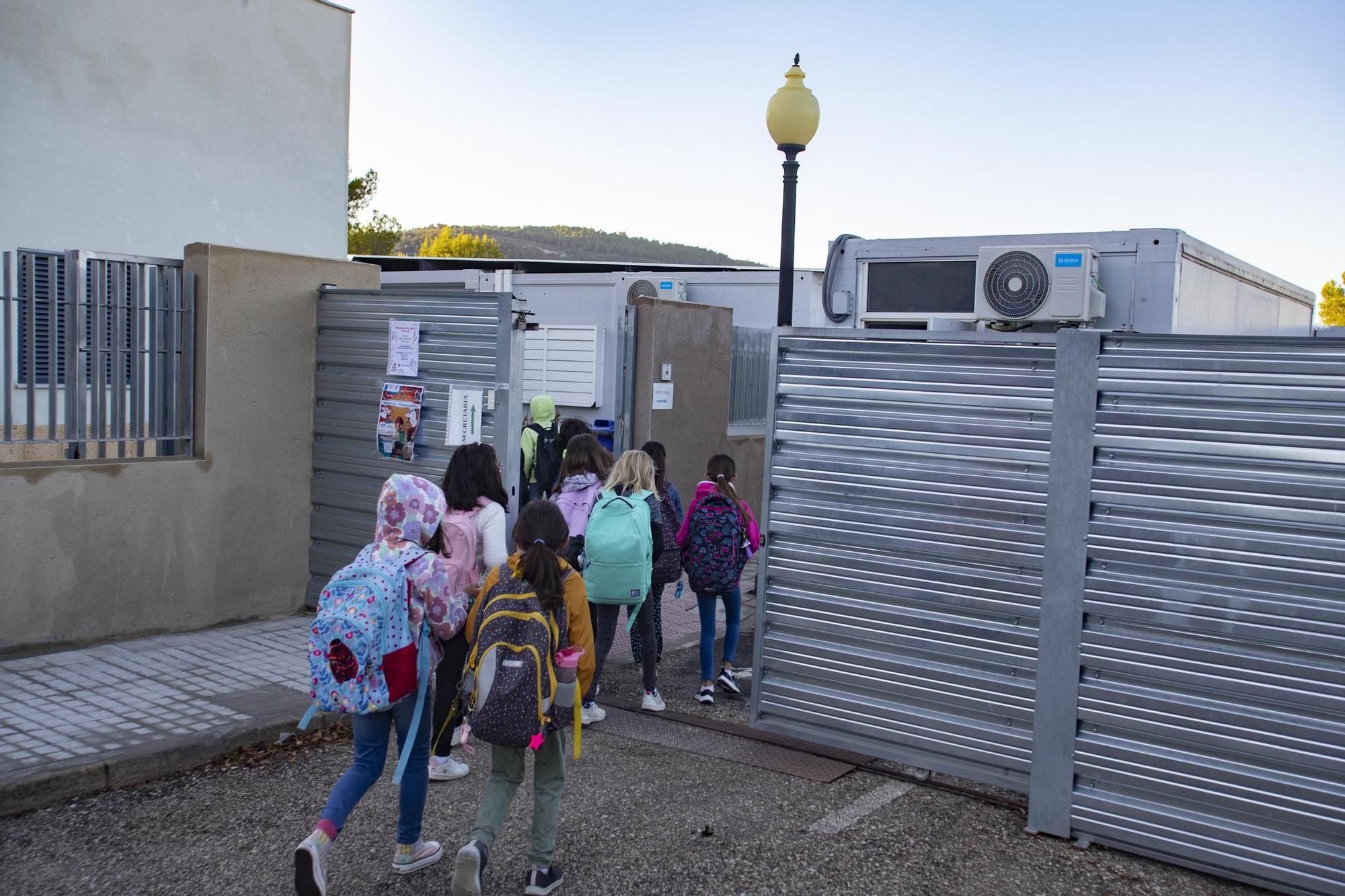 Protesta a las puertas del CEIP Lluís Vives de Bocairent por la paralización de las obras.