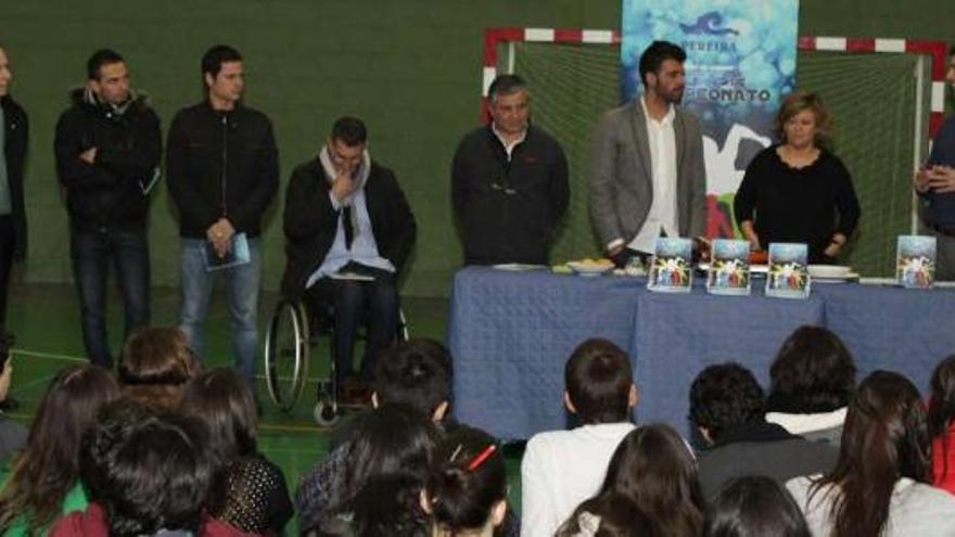 Óscar Pereiro (3º d.), Chano Rodríguez (4º i.) y miembros del club de remo Tirán, ayer durante la presentación del recetario en el Instituto Rosais II de Vigo. // Rodrigo Otero