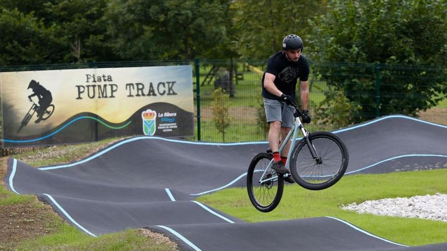 Un deportista, el día del estreno de la pista de pump track de las instalaciones deportivas del Llosalín.