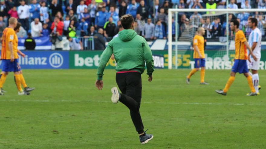 Un menor invade el campo tras el Málaga-Barcelona en busca de la camiseta de Leo Messi.