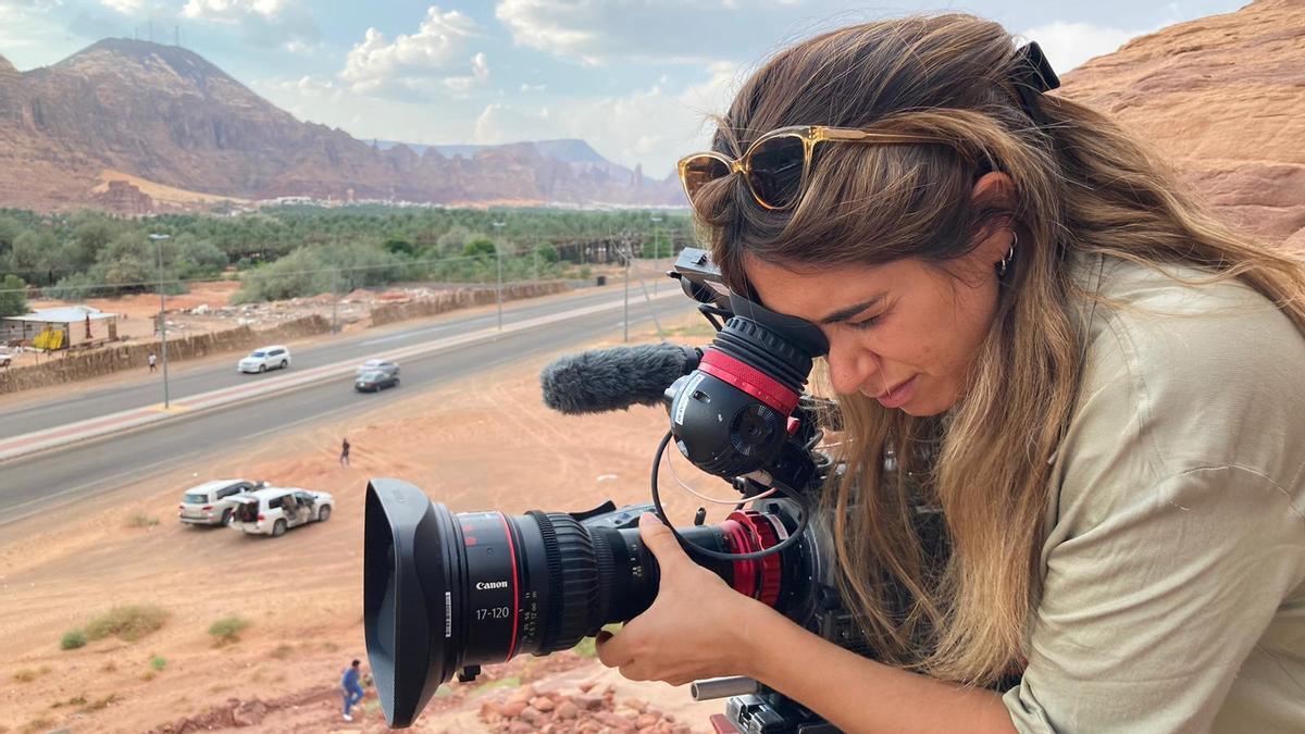 La cineasta jerezana Paula Romero filmando un documental