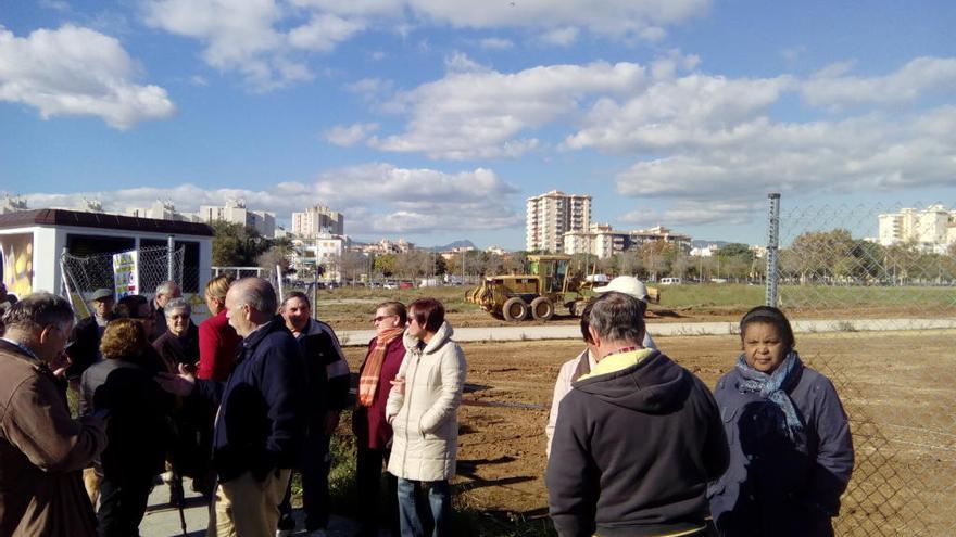 Un grupo de vecinos se ha plantado ante el acceso al solar.