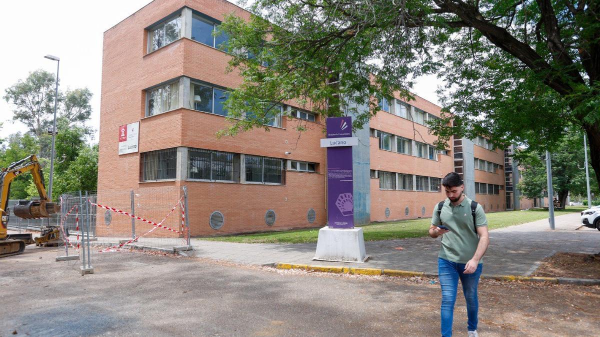 Un alumno en el campus de Rabanales.