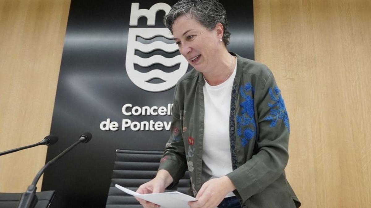 La concelleira Eva Vilaverde presentando los paneles. |   // RAFA VÁZQUEZ