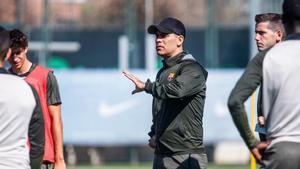 Rafa Márquez da instrucciones a los jugadores del Barça Atlètic en un entrenamiento.