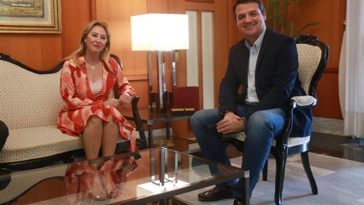 Carolina España y José María Bellido, durante su reunión en el Ayuntamiento de Córdoba.