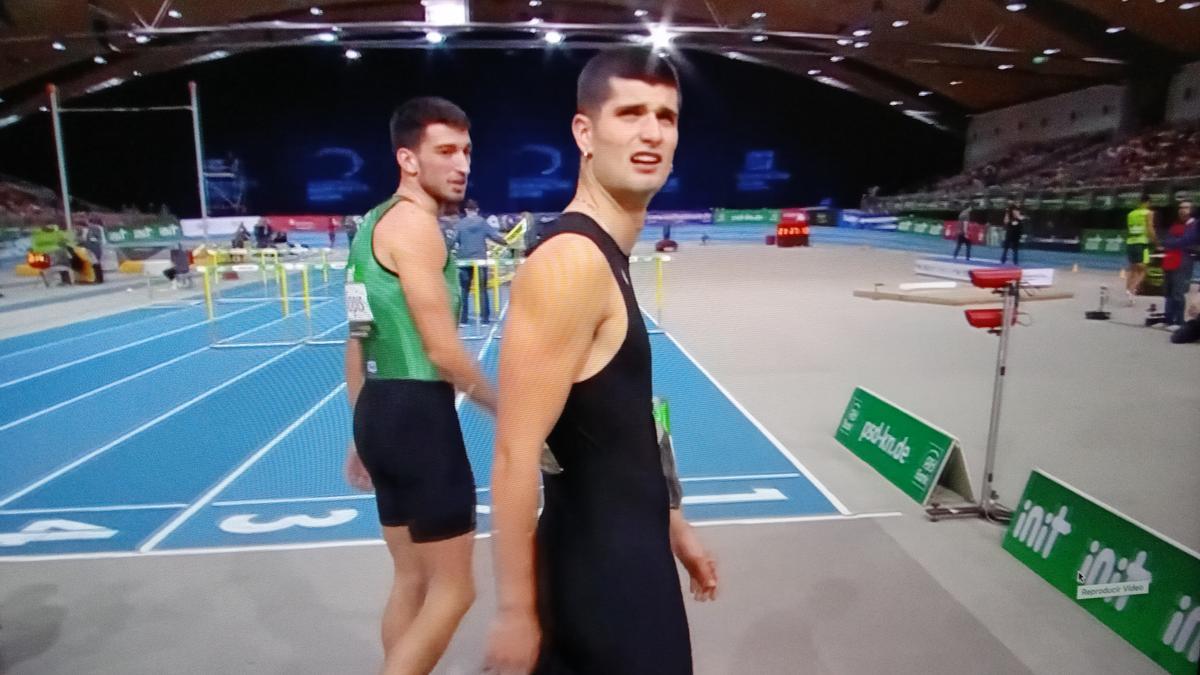 Llopis y Martínez miran el marcador para saber quién ha ganado la carrera del viernes en Karlsruhe