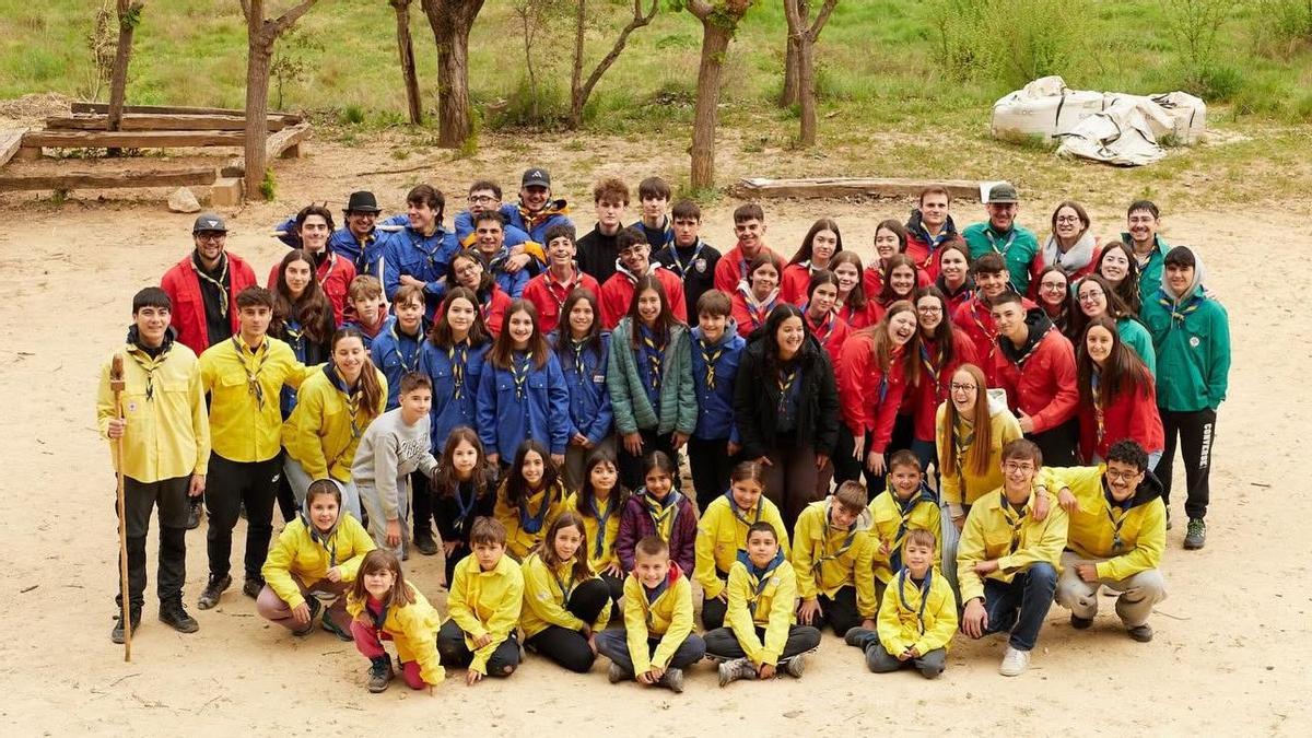 Integrantes del Agrupament  Escolta Cohinoor de Xàtiva en una actividad.