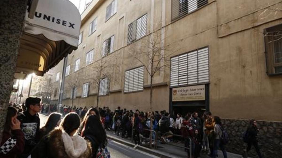 Entrada del colegio de los Maristas de Sants-Les Corts, donde Benítez cometió los abusos que ha confesado.